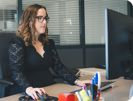 Femme travaillant devant sont ordinateur